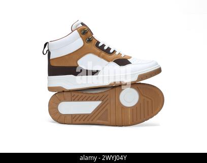 Mittelhohe Sneaker-Paar isoliert auf weißem Hintergrund. Stockfoto