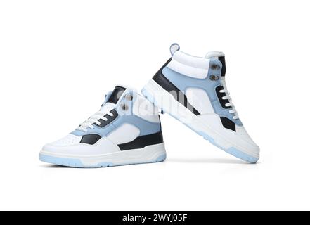 Mittelhohe Sneaker-Paar isoliert auf weißem Hintergrund. Stockfoto