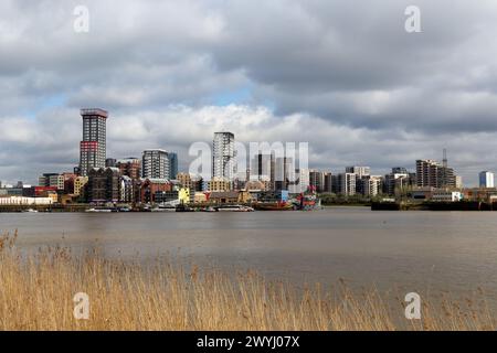 LONDON, Großbritannien - 2. APRIL 2024: Blick über die Themse von North Greenwich zur Leamouth Peninsular und Trinity Buoy Wharf und zum Uber Boat Pier an Stockfoto