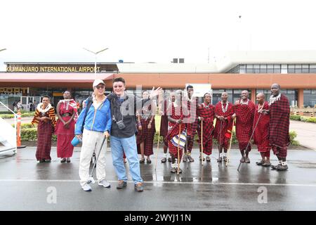 Peking, Tansania. April 2023. Chinesische Touristen posieren für ein Foto mit Einheimischen am Kilimanjaro International Airport in der Region Kilimanjaro, Tansania, 22. April 2023. Quelle: Nurdin Pallangyo/Xinhua/Alamy Live News Stockfoto