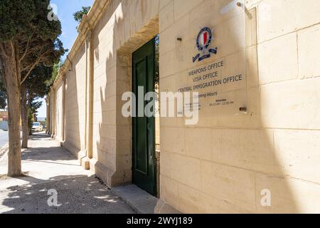 Valletta, Malta, 03. April 2024. Sir Hannibal. Das Schild des Zentralen Einwanderungsamtes im Stadtzentrum Stockfoto