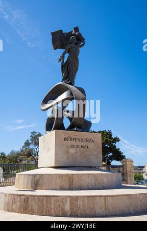 Valletta, Malta, 03. April 2024. Das Denkmal zur Erinnerung an die Unabhängigkeit von der britischen Herrschaft am Eingang zu den Maglio-Gärten im Stadtzentrum Stockfoto