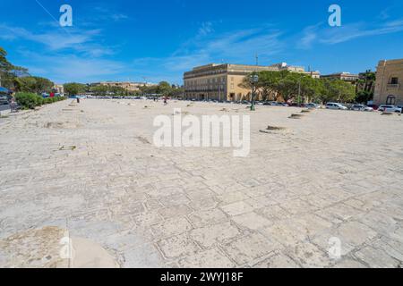 Valletta, Malta, 03. April 2024. Panoramablick auf die antiken Ruinen in St. Publiju Platz in Floriana Stockfoto