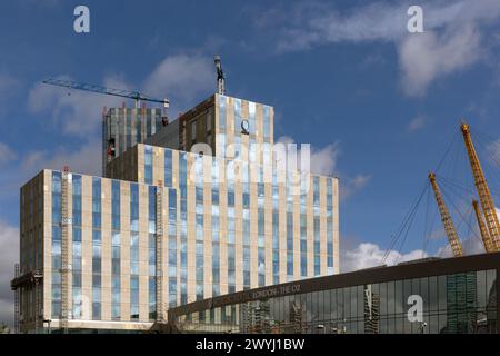 LONDON, Großbritannien - 2. APRIL 2024: Außenansicht des Intercontinental Hotel - The O2 in Waterview Drive in North Greenwich mit Schild Stockfoto