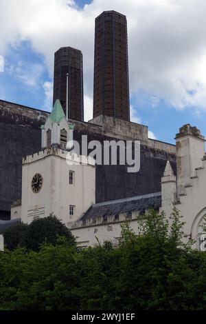 LONDON, UK - 02. APRIL 2024: Trinity Hospital Almshouse in Greenwich mit Greenwich Power Station im Hintergrund Stockfoto