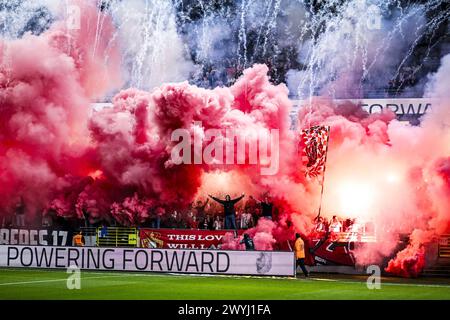 Antwerpen, Belgien. April 2024. Die Fans Antwerpens wurden am Samstag, den 06. April 2024 in Antwerpen zu Beginn eines Fußballspiels zwischen Royal Antwerp FC und KRC Genk am 2. Tag (von 10) der Play-offs der Champions der ersten Liga der belgischen Meisterschaft 2023-2024 (Jupiler Pro League) vorgestellt. BELGA FOTO TOM GOYVAERTS Credit: Belga Nachrichtenagentur/Alamy Live News Stockfoto