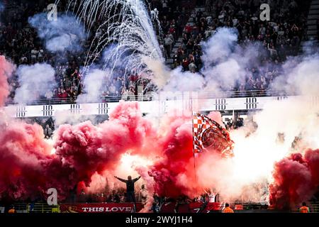 Antwerpen, Belgien. April 2024. Die Fans Antwerpens wurden am Samstag, den 06. April 2024 in Antwerpen zu Beginn eines Fußballspiels zwischen Royal Antwerp FC und KRC Genk am 2. Tag (von 10) der Play-offs der Champions der ersten Liga der belgischen Meisterschaft 2023-2024 (Jupiler Pro League) vorgestellt. BELGA FOTO TOM GOYVAERTS Credit: Belga Nachrichtenagentur/Alamy Live News Stockfoto