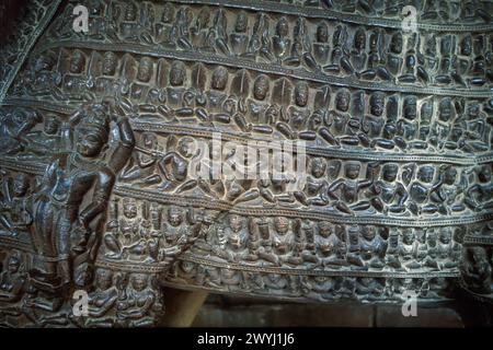 Detail der Figuren von Gottheiten in die Sandsteinskulptur Varaha Eber, aufgenommen 1999, Varaha Tempel, Khajuraho, Chhatarpur Bezirk, Madhya Pra Stockfoto