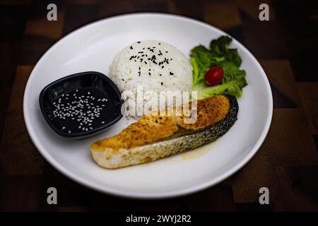 Lachs-Teriyaki mit Reis und Gemüse. Japanisches Essen. Stockfoto