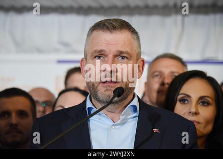 Bratislava, Slowakei. April 2024. Peter Pellegrini, derzeitiger Sprecher des Slowakischen Nationalrates und neu gewählter slowakischer Präsident, spricht in seinem Wahlkampfsitz in Bratislava mit Journalisten. Peter Pellegrini, derzeitiger Sprecher des Slowakischen Nationalrates, gewann die Präsidentschaftswahlen und übertraf damit den ehemaligen slowakischen Außenminister Ivan Korcok. Quelle: SOPA Images Limited/Alamy Live News Stockfoto