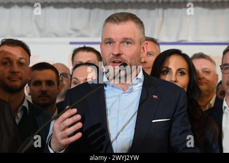 Bratislava, Slowakei. April 2024. Peter Pellegrini, derzeitiger Sprecher des Slowakischen Nationalrates und neu gewählter slowakischer Präsident, spricht in seinem Wahlkampfsitz in Bratislava mit Journalisten. Peter Pellegrini, derzeitiger Sprecher des Slowakischen Nationalrates, gewann die Präsidentschaftswahlen und übertraf damit den ehemaligen slowakischen Außenminister Ivan Korcok. Quelle: SOPA Images Limited/Alamy Live News Stockfoto