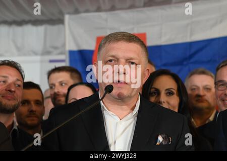 Bratislava, Slowakei. April 2024. Der slowakische Premierminister Robert Fico spricht mit Journalisten im Wahlkampfquartier von Peter Pellegrini in Bratislava. Peter Pellegrini, derzeitiger Sprecher des Slowakischen Nationalrates, gewann die Präsidentschaftswahlen und übertraf damit den ehemaligen slowakischen Außenminister Ivan Korcok. Quelle: SOPA Images Limited/Alamy Live News Stockfoto