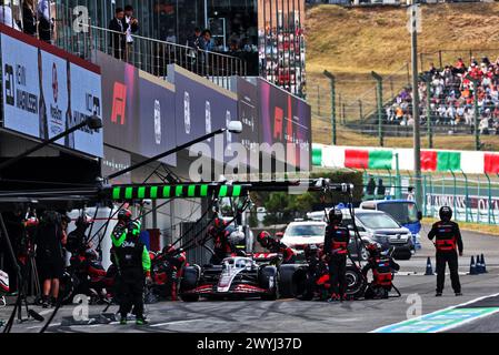 Suzuka, Japan. April 2024. Nico Hulkenberg (GER) Haas VF-24 macht einen Boxenstopp. 07.04.2024. Formel-1-Weltmeisterschaft, Rd 4, Großer Preis Von Japan, Suzuka, Japan, Wettkampftag. Das Foto sollte lauten: XPB/Alamy Live News. Stockfoto