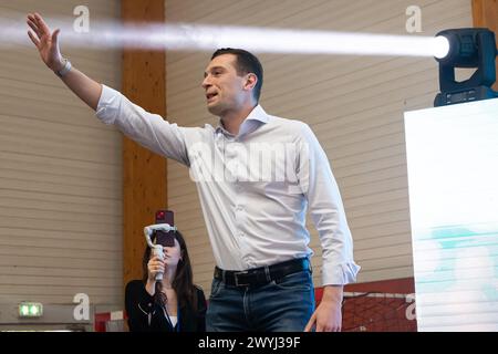 Lecluse, Frankreich. April 2024. Präsident der rechtsextremen französischen Rassemblement-Partei (RN) und Spitzenkandidat der RN für die Europawahlen, Jordan Bardella, Rede während seines Treffens im Rahmen der RN-Europakampagne, am 6. April 2024 in Lecluse, Frankreich. Foto: Sébastien Courdji/ABACAPRESS.COM Credit: Abaca Press/Alamy Live News Stockfoto