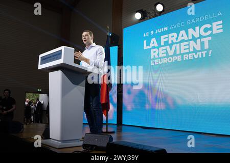 Lecluse, Frankreich. April 2024. Präsident der rechtsextremen französischen Rassemblement-Partei (RN) und Spitzenkandidat der RN für die Europawahlen, Jordan Bardella, Rede während seines Treffens im Rahmen der RN-Europakampagne, am 6. April 2024 in Lecluse, Frankreich. Foto: Sébastien Courdji/ABACAPRESS.COM Credit: Abaca Press/Alamy Live News Stockfoto