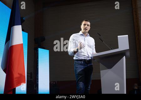 Lecluse, Frankreich. April 2024. Präsident der rechtsextremen französischen Rassemblement-Partei (RN) und Spitzenkandidat der RN für die Europawahlen, Jordan Bardella, Rede während seines Treffens im Rahmen der RN-Europakampagne, am 6. April 2024 in Lecluse, Frankreich. Foto: Sébastien Courdji/ABACAPRESS.COM Credit: Abaca Press/Alamy Live News Stockfoto