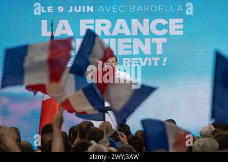 Lecluse, Frankreich. April 2024. Präsident der rechtsextremen französischen Rassemblement-Partei (RN) und Spitzenkandidat der RN für die Europawahlen, Jordan Bardella, Rede während seines Treffens im Rahmen der RN-Europakampagne, am 6. April 2024 in Lecluse, Frankreich. Foto: Sébastien Courdji/ABACAPRESS.COM Credit: Abaca Press/Alamy Live News Stockfoto