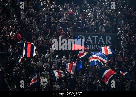 Paris, Frankreich. April 2024. Die Fans von Paris Saint-Germain bejubeln ihre Mannschaft während des französischen L1-Fußballspiels zwischen Paris Saint-Germain und Clermont Foot 63 am 6. April 2024 im Parc des Princes-Stadion in Paris. Foto: Firas Abdullah/ABACAPRESS.COM Credit: Abaca Press/Alamy Live News Stockfoto