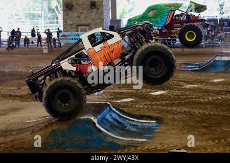 Los Angeles, USA. April 2024. Monster Trucks treten am 6. April 2024 während einer Monster Truck Show mit dem Titel „Monster Truck Wars“ im Industry Hills Expo Center in der City of Industry, Los Angeles, Kalifornien, USA, an. Quelle: Xinhua/Alamy Live News Stockfoto