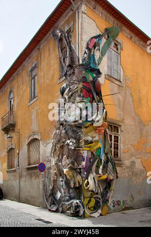 Vila Nova de Gaia, Porto/Portugal; 28. März 2022; „Half Rabbit“ von Bordalo II Erstellen, rekonstruieren, zusammenbauen und entwickeln Sie Ideen mit Altmaterial Stockfoto