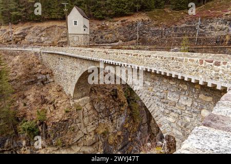 Historische Brücke in der Nähe des Bahnhofs Davos-Wiesen, die tiefe Schlucht überquert. Stockfoto