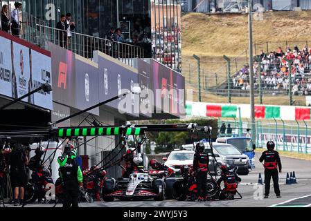 Suzuka, Japan. April 2024. Nico Hulkenberg (GER) Haas VF-24 macht einen Boxenstopp. 07.04.2024. Formel-1-Weltmeisterschaft, Rd 4, Großer Preis Von Japan, Suzuka, Japan, Wettkampftag. Das Foto sollte lauten: XPB/Alamy Live News. Stockfoto