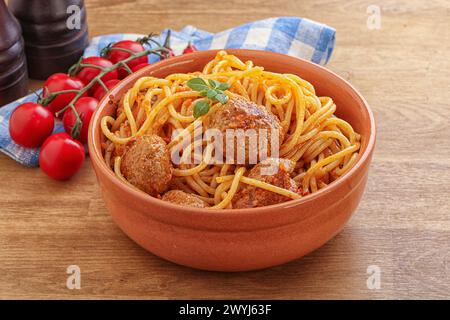 Italienische Spaghetti mit Fleischbällchen in Tomatensauce Stockfoto