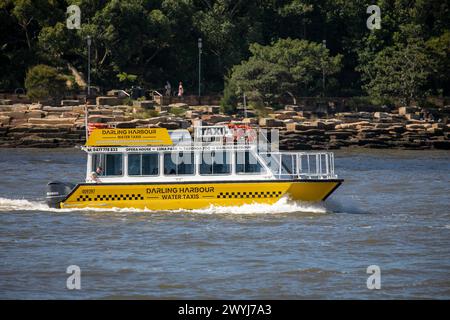 Darling Harbour Wassertaxi Schiff im Hafen von Sydney Richtung Barangaroo, Sydney, NSW, Australien Stockfoto