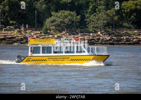 Darling Harbour Wassertaxi Schiff im Hafen von Sydney Richtung Barangaroo, Sydney, NSW, Australien Stockfoto