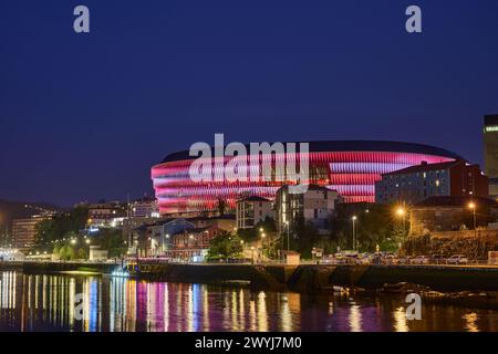 Atemberaubender Blick auf den Fluss Nervion in Bilbao, mit Olabeaga Viertel und dem beleuchteten San Mamés Fußballstadion. Die Begeisterung einfangen Stockfoto