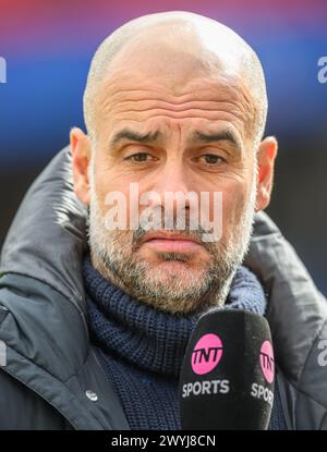 London, Großbritannien. April 2024 - Crystal Palace gegen Manchester City - Premier League - Selhurst Park. Manchester City Manager Pep Guardiola. Bildnachweis: Mark Pain / Alamy Live News Stockfoto