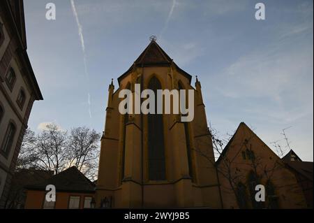 Landschaft mit malerischem Blick auf die alte Franziskanerkirche Eglise Saint-Matthieu, ein historisches religiöses Wahrzeichen von Colmar im Elsass, Frankreich. Stockfoto