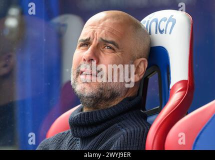 London, Großbritannien. April 2024 - Crystal Palace gegen Manchester City - Premier League - Selhurst Park. Manchester City Manager Pep Guardiola. Bildnachweis: Mark Pain / Alamy Live News Stockfoto