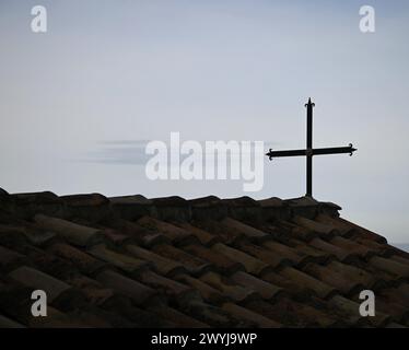 Eisenkreuz auf dem Dach einer griechisch-orthodoxen Kirche in Kalamata, Peloponnes Griechenland. Stockfoto