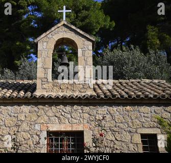 Traditionelle griechisch-orthodoxe Kirche mit antikem Stein campanile auf einem Dach aus antikem Lehm in Kalamata, Peloponnes Griechenland. Stockfoto