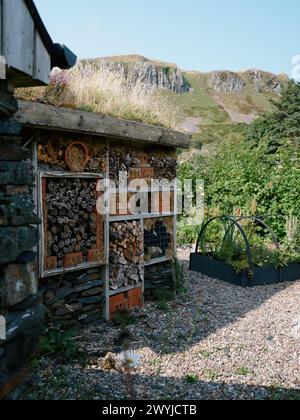 Ein großes Insektenhotel im Gemeinschaftsgarten von Easdale Argylle Scotland UK - Bug Hotel Stockfoto