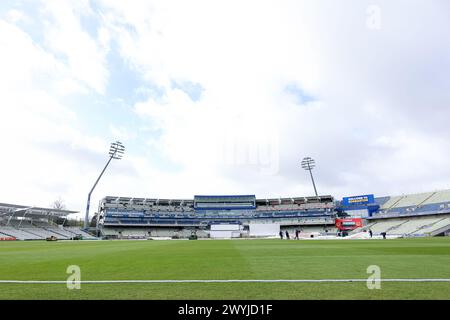 Birmingham, Großbritannien. April 2024. Ein Blick auf das Gelände vom Birmingham Road End während des Spiels der Vitality County Championship Division 1 zwischen Warwickshire CCC und Worcestershire CCC am 7. April 2024 auf dem Edgbaston Cricket Ground, Birmingham, England. Foto von Stuart Leggett. Nur redaktionelle Verwendung, Lizenz für kommerzielle Nutzung erforderlich. Keine Verwendung bei Wetten, Spielen oder Publikationen eines einzelnen Clubs/einer Liga/eines Spielers. Quelle: UK Sports Pics Ltd/Alamy Live News Stockfoto