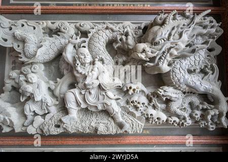 Komplizierte Steinmauerschnitzerei mit mythologischen Figuren und Motiven in hohem Detail Stockfoto