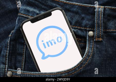 KIEW, UKRAINE – 1. APRIL 2024 IMO Messenger-Symbol auf dem Smartphone-Display in der Jeanstasche. IPhone-Display mit App-Logo in modischer Jeans-Tasche aus nächster Nähe Stockfoto