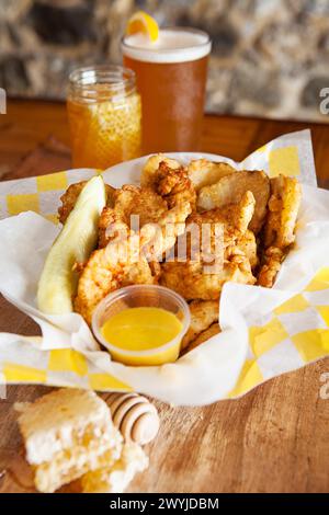 Fish and Chips mit Honig-Dip-Sauce Stockfoto