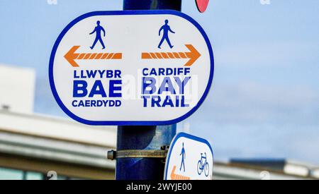 Cardiff Bay, Cardiff, Wales 25. September 2023 zweisprachige Wegweiser mit dem Wander- und Radweg Cardiff Bay in englischer und walisischer Sprache. Stockfoto