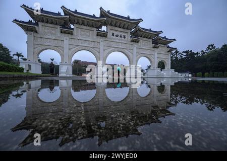 Das Tor zum Liberty Square Arch an einem regnerischen Tag in der Abenddämmerung Stockfoto