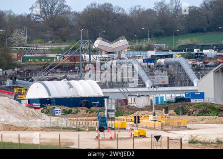 West Hyde, Großbritannien. April 2024. Der HS2 High Speed Rail Chiltern Tunnel South Portal in West Hyde, Hertfordshire, wo sich die HS2 Viaduct Pre Cast Factory befindet. Die beiden Doppelbohrmaschinen Florence und Cecilia, die 2021 vom Standort neben der M25 bei Maple Cross gestartet wurden, haben nun den Tunnelbau der zehn Meilen langen HS2 Chilterns Tunnel abgeschlossen und sind am HS2 North Portal in South Heath, Buckinghamshire, ausgebrochen. Quelle: Maureen McLean/Alamy Live News Stockfoto