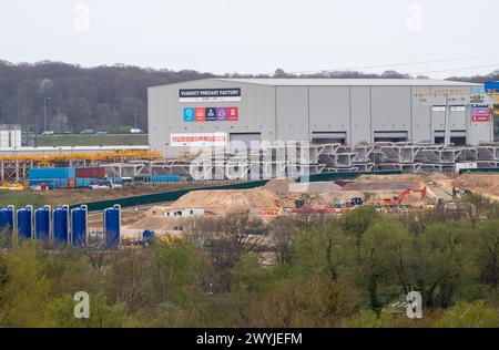 West Hyde, Großbritannien. April 2024. Der HS2 High Speed Rail Chiltern Tunnel South Portal in West Hyde, Hertfordshire, wo sich die HS2 Viaduct Pre Cast Factory befindet. Die beiden Doppelbohrmaschinen Florence und Cecilia, die 2021 vom Standort neben der M25 bei Maple Cross gestartet wurden, haben nun den Tunnelbau der zehn Meilen langen HS2 Chilterns Tunnel abgeschlossen und sind am HS2 North Portal in South Heath, Buckinghamshire, ausgebrochen. Quelle: Maureen McLean/Alamy Live News Stockfoto