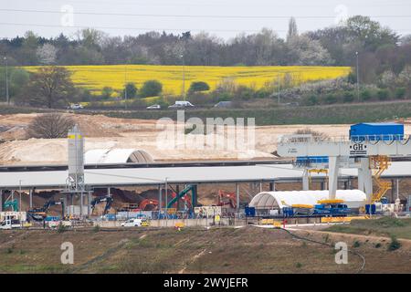 West Hyde, Großbritannien. April 2024. Der HS2 High Speed Rail Chiltern Tunnel South Portal in West Hyde, Hertfordshire, wo sich die HS2 Viaduct Pre Cast Factory befindet. Die beiden Doppelbohrmaschinen Florence und Cecilia, die 2021 vom Standort neben der M25 bei Maple Cross gestartet wurden, haben nun den Tunnelbau der zehn Meilen langen HS2 Chilterns Tunnel abgeschlossen und sind am HS2 North Portal in South Heath, Buckinghamshire, ausgebrochen. Quelle: Maureen McLean/Alamy Live News Stockfoto