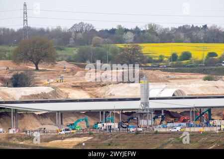 West Hyde, Großbritannien. April 2024. Der HS2 High Speed Rail Chiltern Tunnel South Portal in West Hyde, Hertfordshire, wo sich die HS2 Viaduct Pre Cast Factory befindet. Die beiden Doppelbohrmaschinen Florence und Cecilia, die 2021 vom Standort neben der M25 bei Maple Cross gestartet wurden, haben nun den Tunnelbau der zehn Meilen langen HS2 Chilterns Tunnel abgeschlossen und sind am HS2 North Portal in South Heath, Buckinghamshire, ausgebrochen. Quelle: Maureen McLean/Alamy Live News Stockfoto