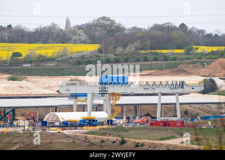 West Hyde, Großbritannien. April 2024. Der HS2 High Speed Rail Chiltern Tunnel South Portal in West Hyde, Hertfordshire, wo sich die HS2 Viaduct Pre Cast Factory befindet. Die beiden Doppelbohrmaschinen Florence und Cecilia, die 2021 vom Standort neben der M25 bei Maple Cross gestartet wurden, haben nun den Tunnelbau der zehn Meilen langen HS2 Chilterns Tunnel abgeschlossen und sind am HS2 North Portal in South Heath, Buckinghamshire, ausgebrochen. Quelle: Maureen McLean/Alamy Live News Stockfoto