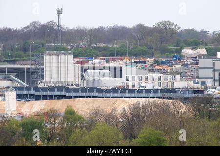 West Hyde, Großbritannien. April 2024. Der HS2 High Speed Rail Chiltern Tunnel South Portal in West Hyde, Hertfordshire, wo sich die HS2 Viaduct Pre Cast Factory befindet. Die beiden Doppelbohrmaschinen Florence und Cecilia, die 2021 vom Standort neben der M25 bei Maple Cross gestartet wurden, haben nun den Tunnelbau der zehn Meilen langen HS2 Chilterns Tunnel abgeschlossen und sind am HS2 North Portal in South Heath, Buckinghamshire, ausgebrochen. Quelle: Maureen McLean/Alamy Live News Stockfoto