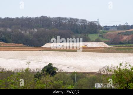 West Hyde, Großbritannien. April 2024. Der HS2 High Speed Rail Chiltern Tunnel South Portal in West Hyde, Hertfordshire, wo sich die HS2 Viaduct Pre Cast Factory befindet. Die beiden Doppelbohrmaschinen Florence und Cecilia, die 2021 vom Standort neben der M25 bei Maple Cross gestartet wurden, haben nun den Tunnelbau der zehn Meilen langen HS2 Chilterns Tunnel abgeschlossen und sind am HS2 North Portal in South Heath, Buckinghamshire, ausgebrochen. Quelle: Maureen McLean/Alamy Live News Stockfoto