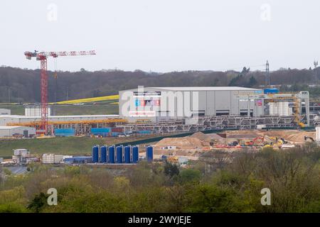 West Hyde, Großbritannien. April 2024. Der HS2 High Speed Rail Chiltern Tunnel South Portal in West Hyde, Hertfordshire, wo sich die HS2 Viaduct Pre Cast Factory befindet. Die beiden Doppelbohrmaschinen Florence und Cecilia, die 2021 vom Standort neben der M25 bei Maple Cross gestartet wurden, haben nun den Tunnelbau der zehn Meilen langen HS2 Chilterns Tunnel abgeschlossen und sind am HS2 North Portal in South Heath, Buckinghamshire, ausgebrochen. Quelle: Maureen McLean/Alamy Live News Stockfoto